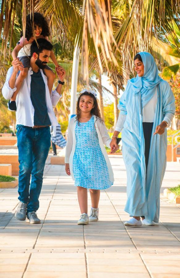 Bay La Sun Hotel And Marina - Emaar King Abdullah Economic City Екстериор снимка A Bahraini family