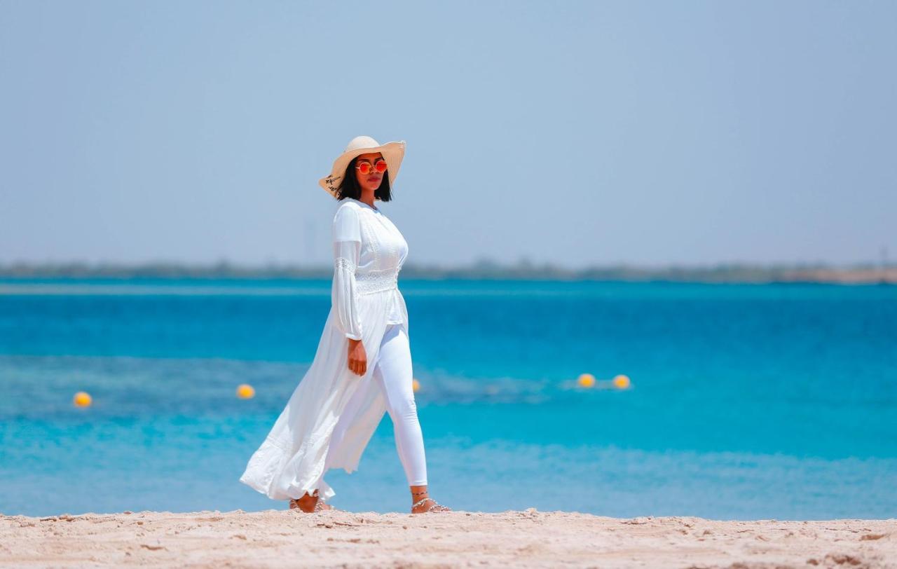 Bay La Sun Hotel And Marina - Emaar King Abdullah Economic City Екстериор снимка A woman wearing a kaftan