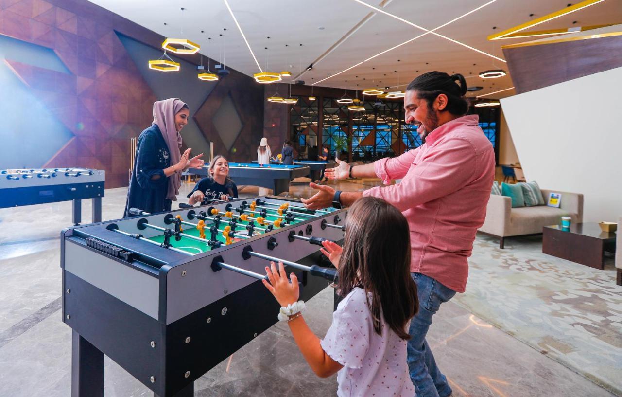 Bay La Sun Hotel And Marina - Emaar King Abdullah Economic City Екстериор снимка Family playing table football