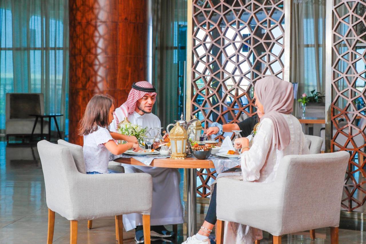 Bay La Sun Hotel And Marina - Emaar King Abdullah Economic City Екстериор снимка Family dining at the hotel
