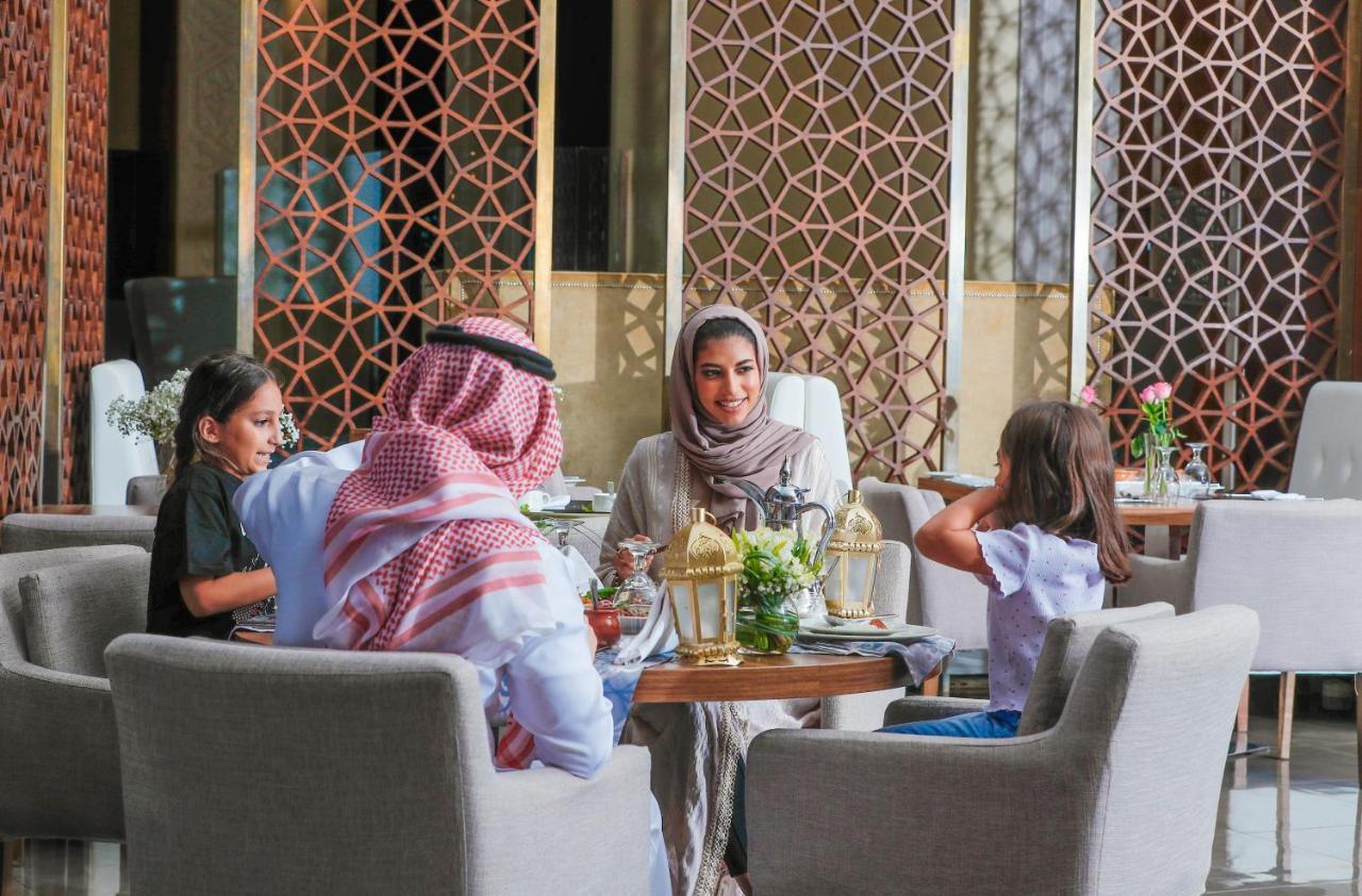 Bay La Sun Hotel And Marina - Emaar King Abdullah Economic City Екстериор снимка A family at a restaurant in Riyadh
