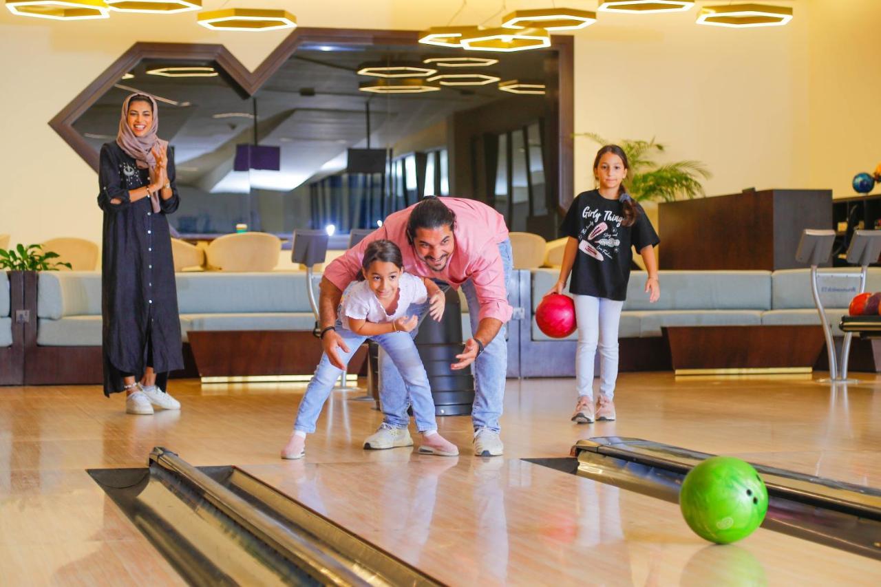 Bay La Sun Hotel And Marina - Emaar King Abdullah Economic City Екстериор снимка Family at the bowling alley