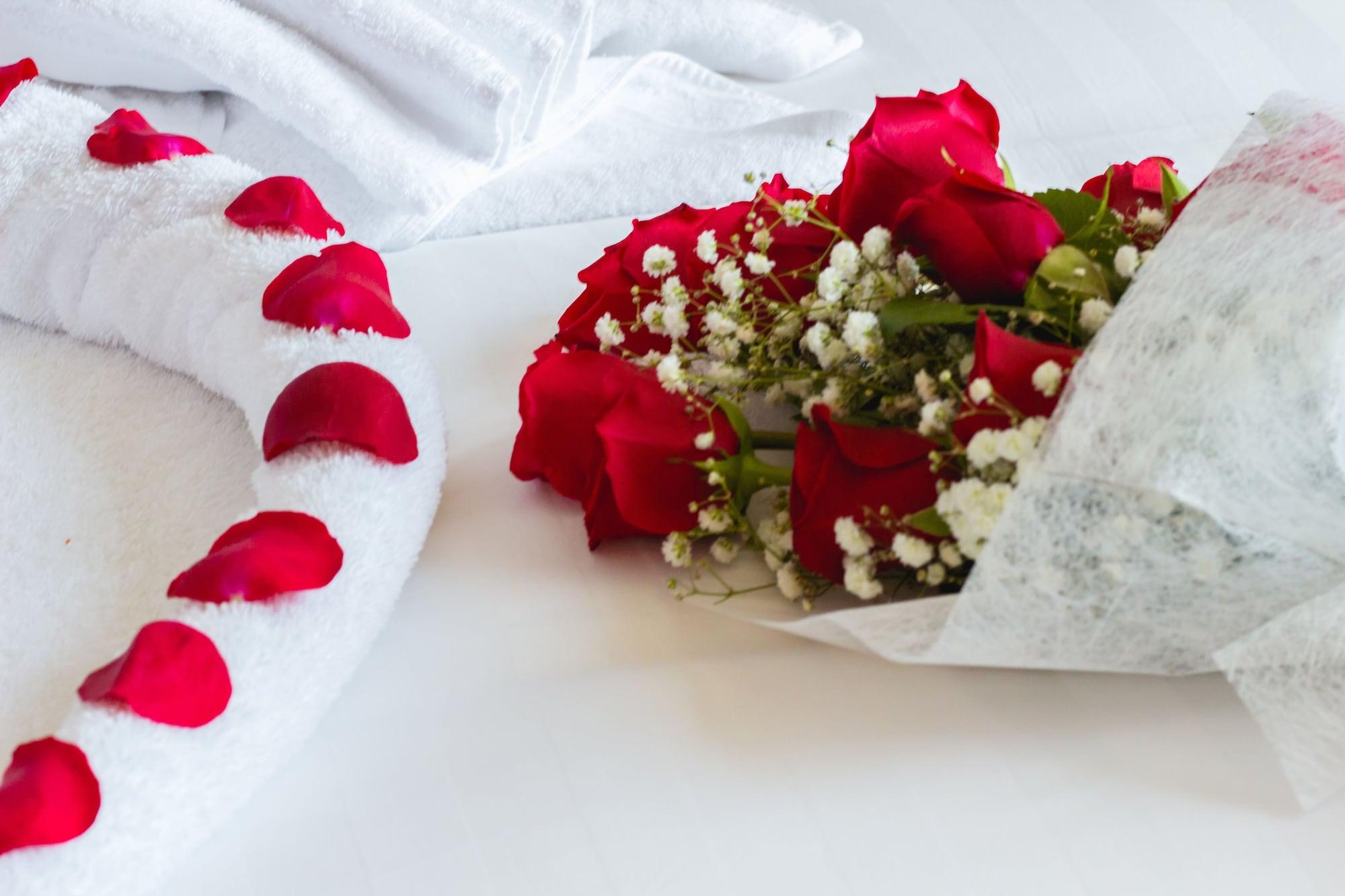 Bay La Sun Hotel And Marina - Emaar King Abdullah Economic City Екстериор снимка A bouquet of red roses