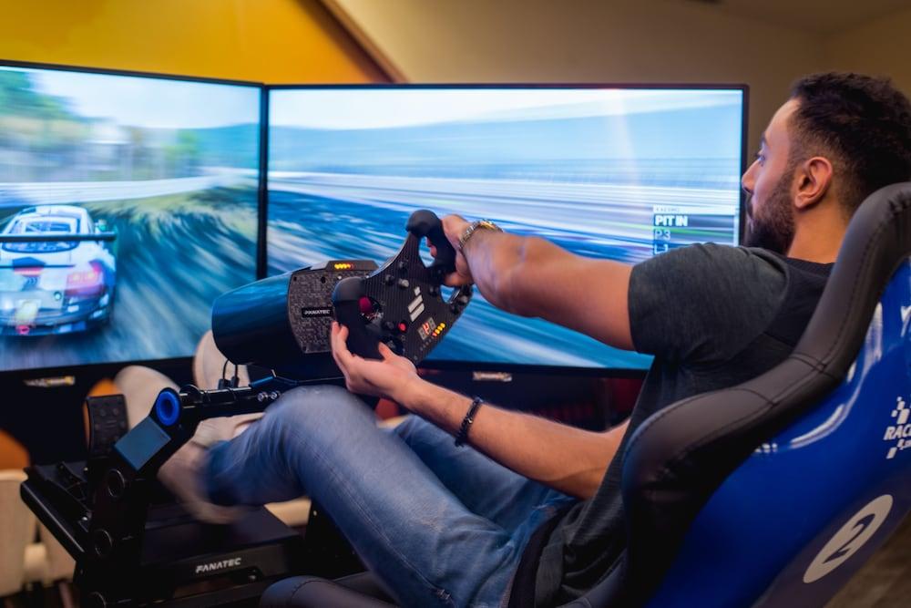 Bay La Sun Hotel And Marina - Emaar King Abdullah Economic City Екстериор снимка A racing game player using a steering wheel