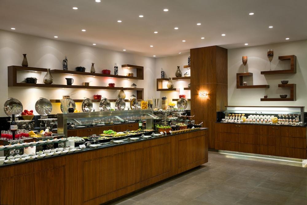 Bay La Sun Hotel And Marina - Emaar King Abdullah Economic City Екстериор снимка The buffet at the hotel