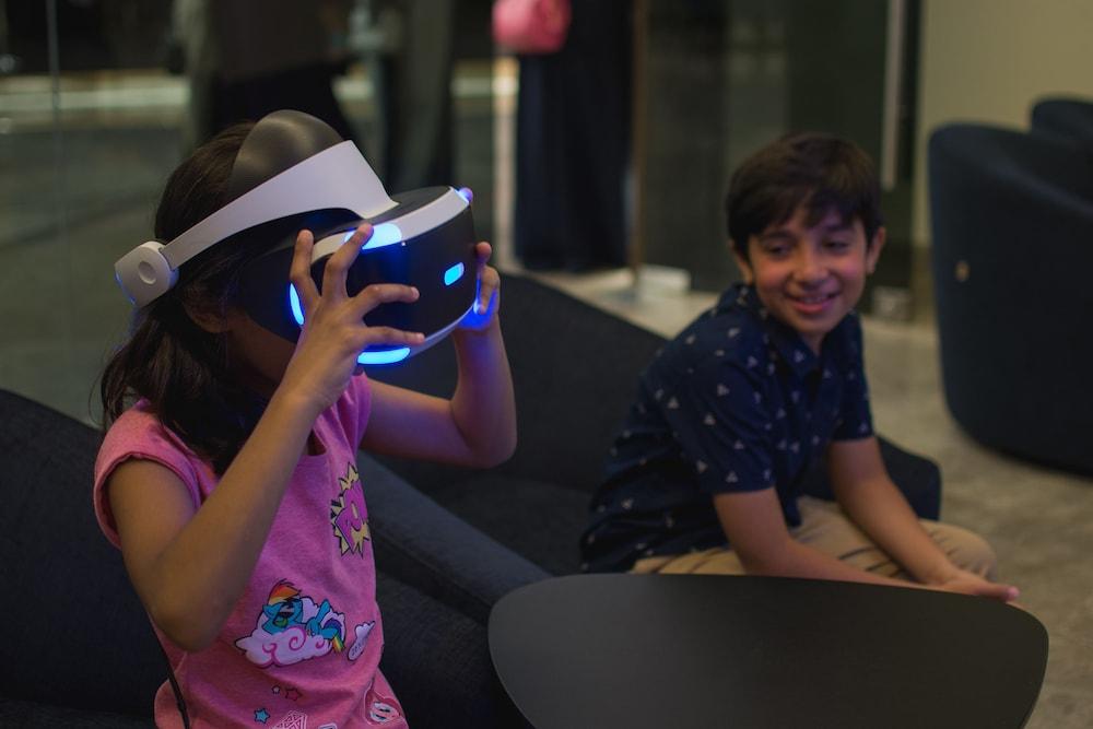 Bay La Sun Hotel And Marina - Emaar King Abdullah Economic City Екстериор снимка A child wearing a PlayStation VR headset