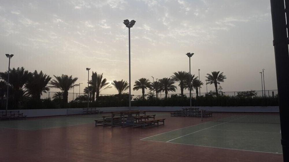 Bay La Sun Hotel And Marina - Emaar King Abdullah Economic City Екстериор снимка Tennis courts at the Al-Shaab Sports Club