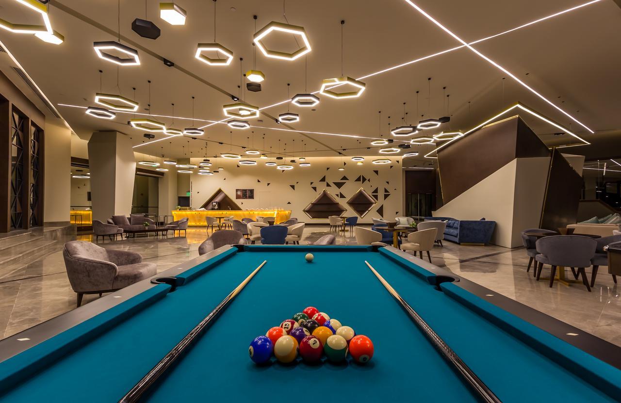Bay La Sun Hotel And Marina - Emaar King Abdullah Economic City Екстериор снимка The pool table at the 100000-square-foot (9,300 m2) clubhouse